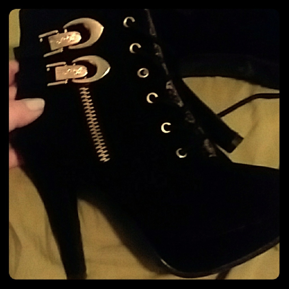 High heeled shoes size 7.